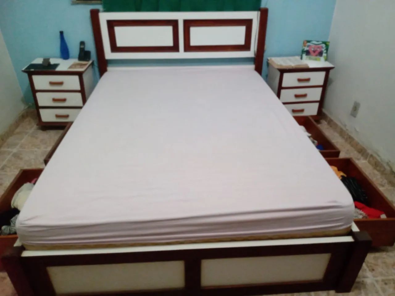 Cama casal e criados mudo de madeira maciça  - Foto 2
