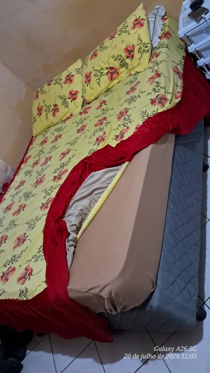 Cama casal, bem conservada 