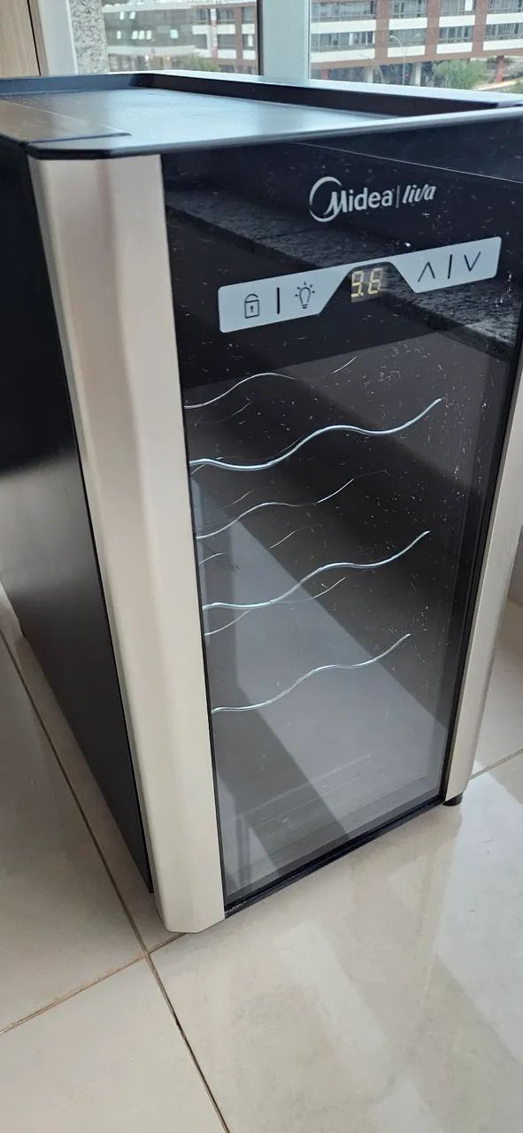 Adega climatizada Midea 8 garrafas 