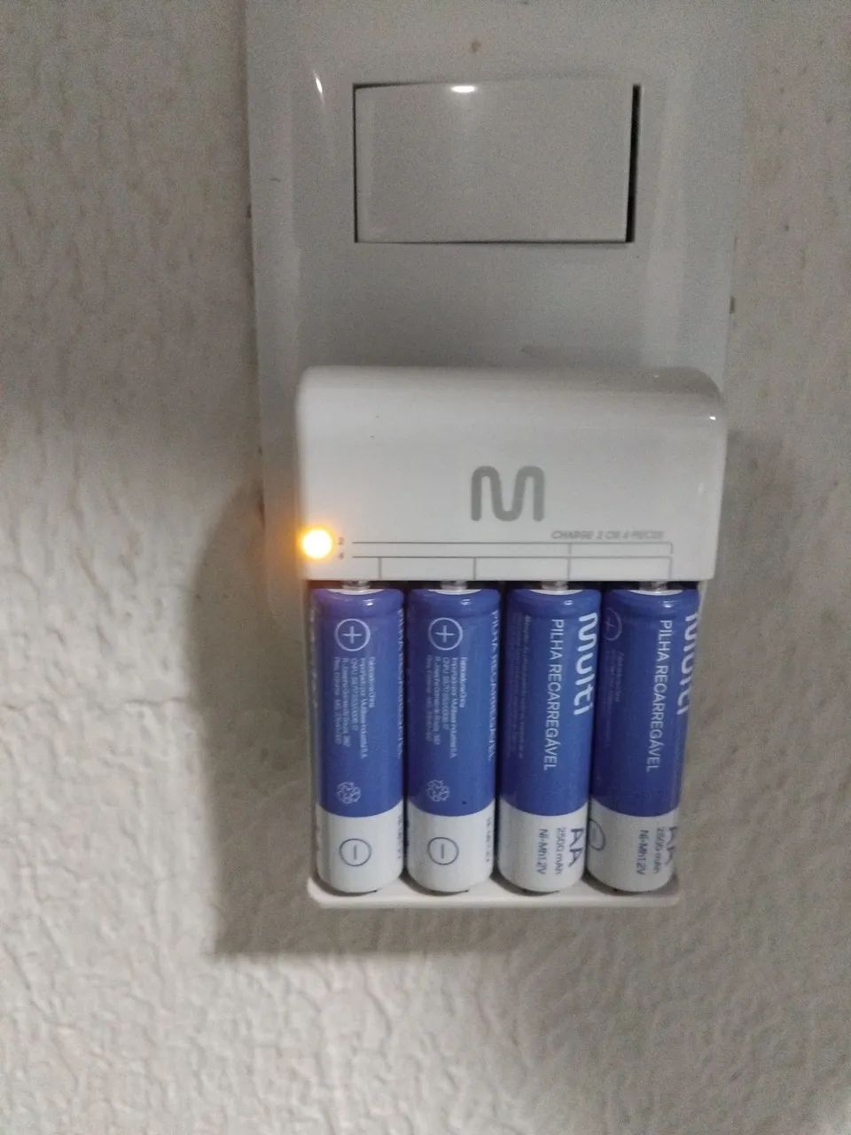 Carregador com 4 pilhas Multi AA/AAA bivolt - Foto 3