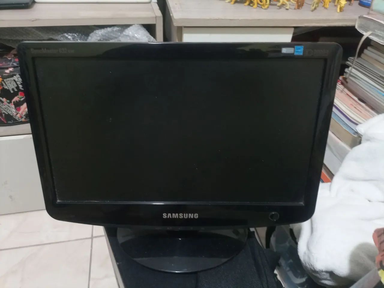 Monitor Samsung e cpu da positivo, com caixas de som, teclado e mouse.