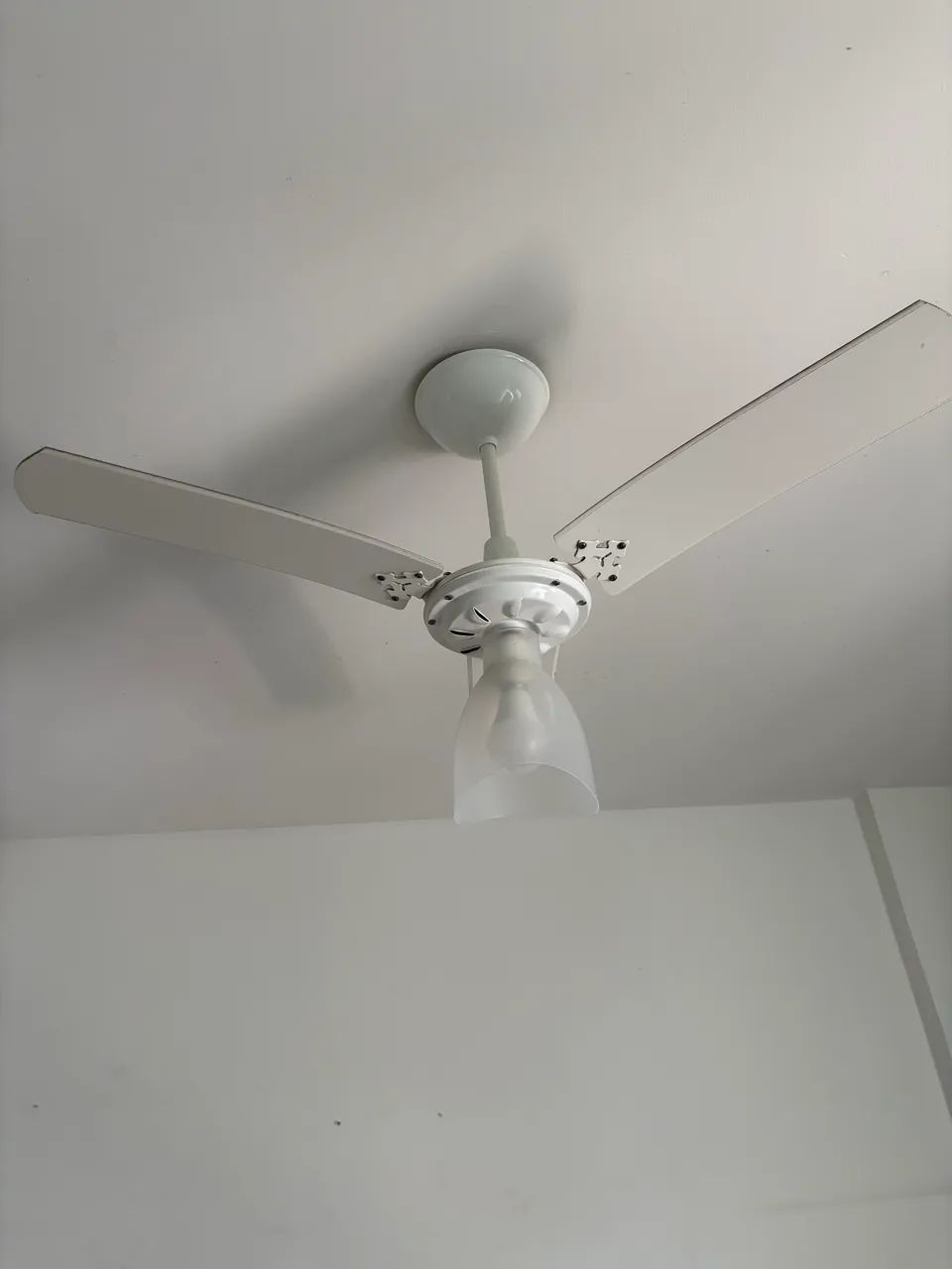 Modelo tradicional branco (pás retas e cúpula de vidro tulipa)
