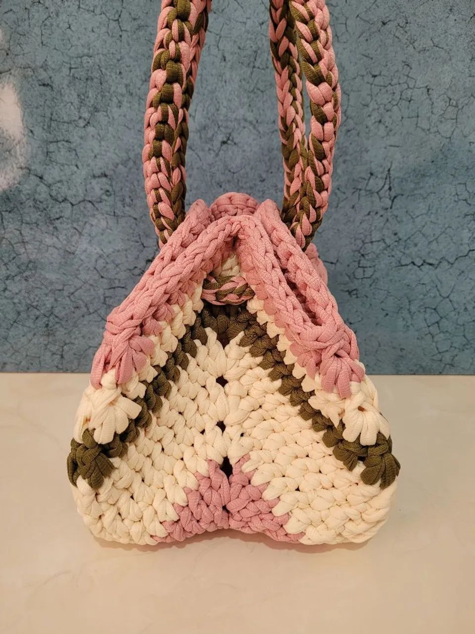 Bolsa de crochê artesanal em fio de malha - Foto 3