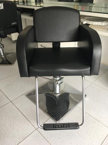 Vendo duas cadeiras para salão novas - Foto 4
