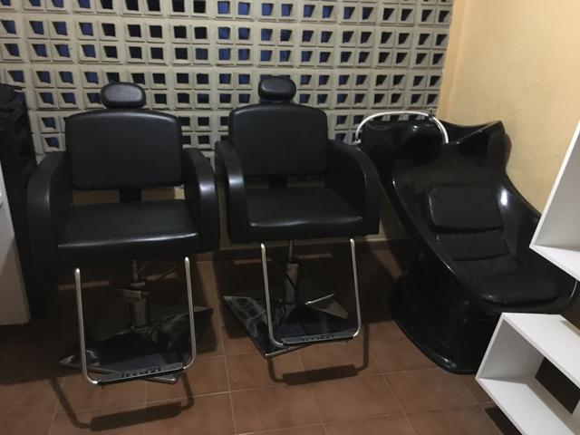 Vendo duas cadeiras para salão novas