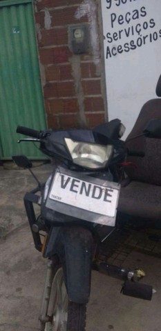 UMA MOTO ADAPTADA COMO TRICICLO