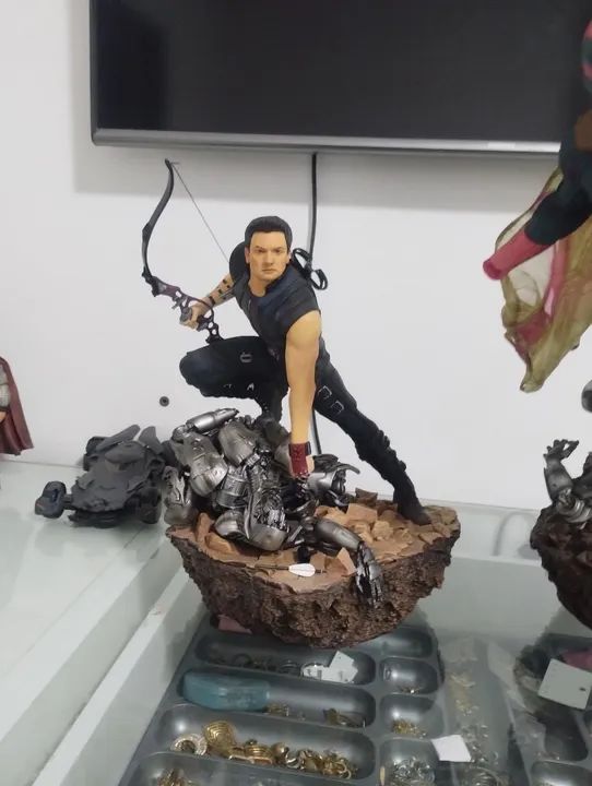 Iron Studios na caixa 