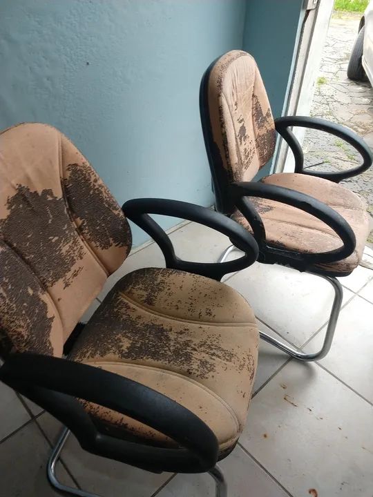 Duas cadeiras fixa de braço 