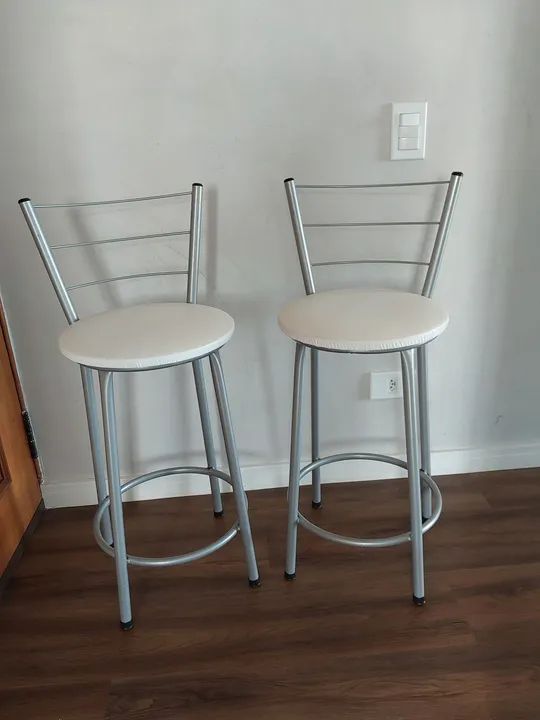 Banco de metal com assento estofado