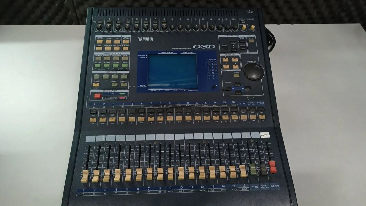 Mesa de áudio Yamaha O3D usada e revisada