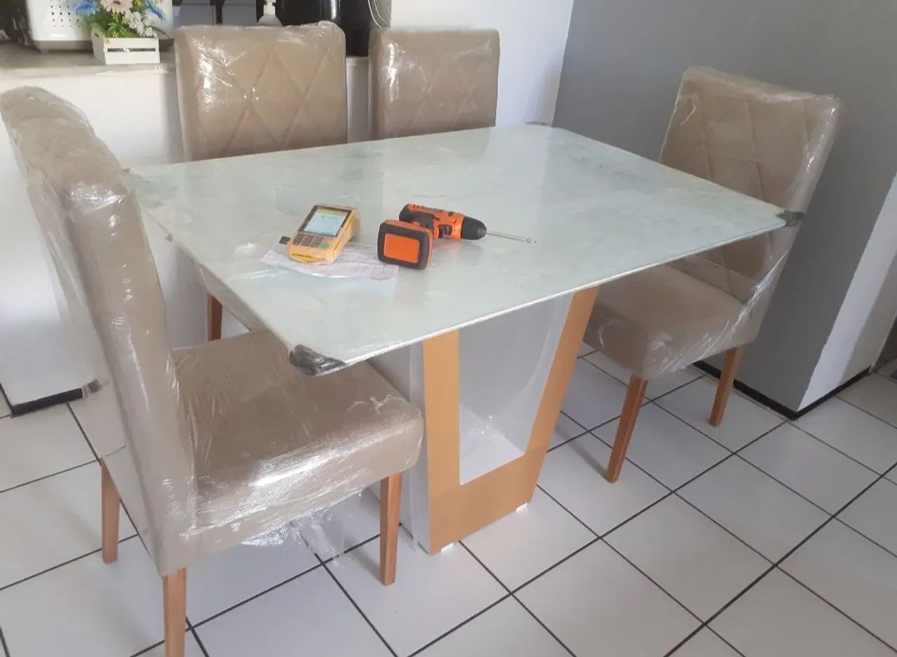 Conjunto Mesa e 4 Cadeiras P.R.O.M.O.Ç.Ã.O