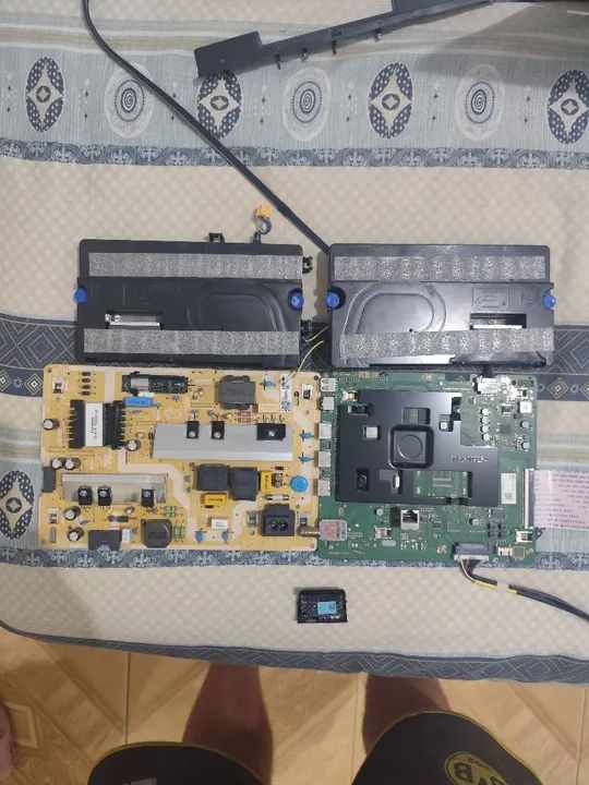 Placa, fonte, caixa de som, sensor do controle remoto 