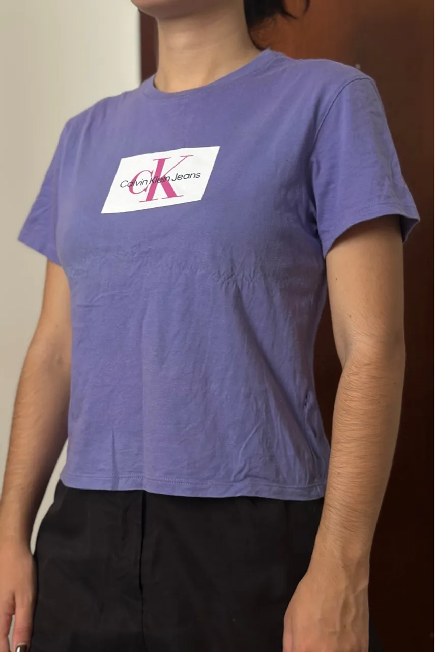 Camiseta Calvin Klein Jeans Roxa (P)