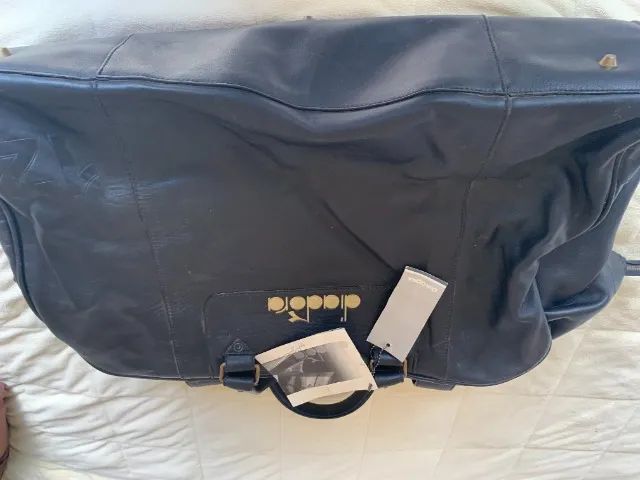 Bolsa é decorada com o autógrafo bordado do piloto brasileiro Preta Em couro Nova Linda.. - Foto 2