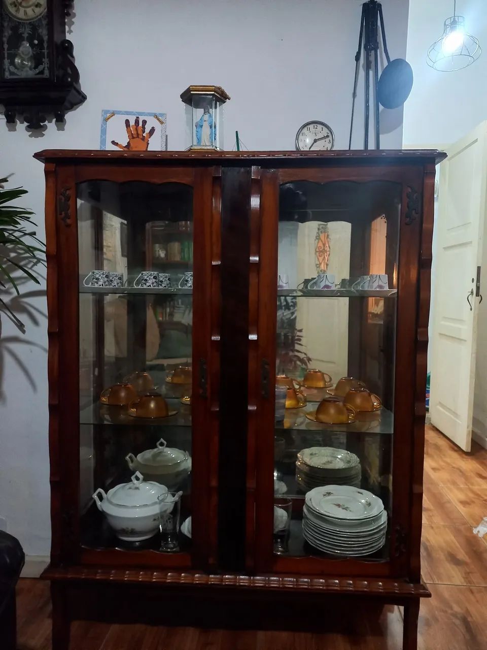 CRISTALEIRA MADEIRA ANTIGA  COM VIDRO BISOTADO  - Foto 4
