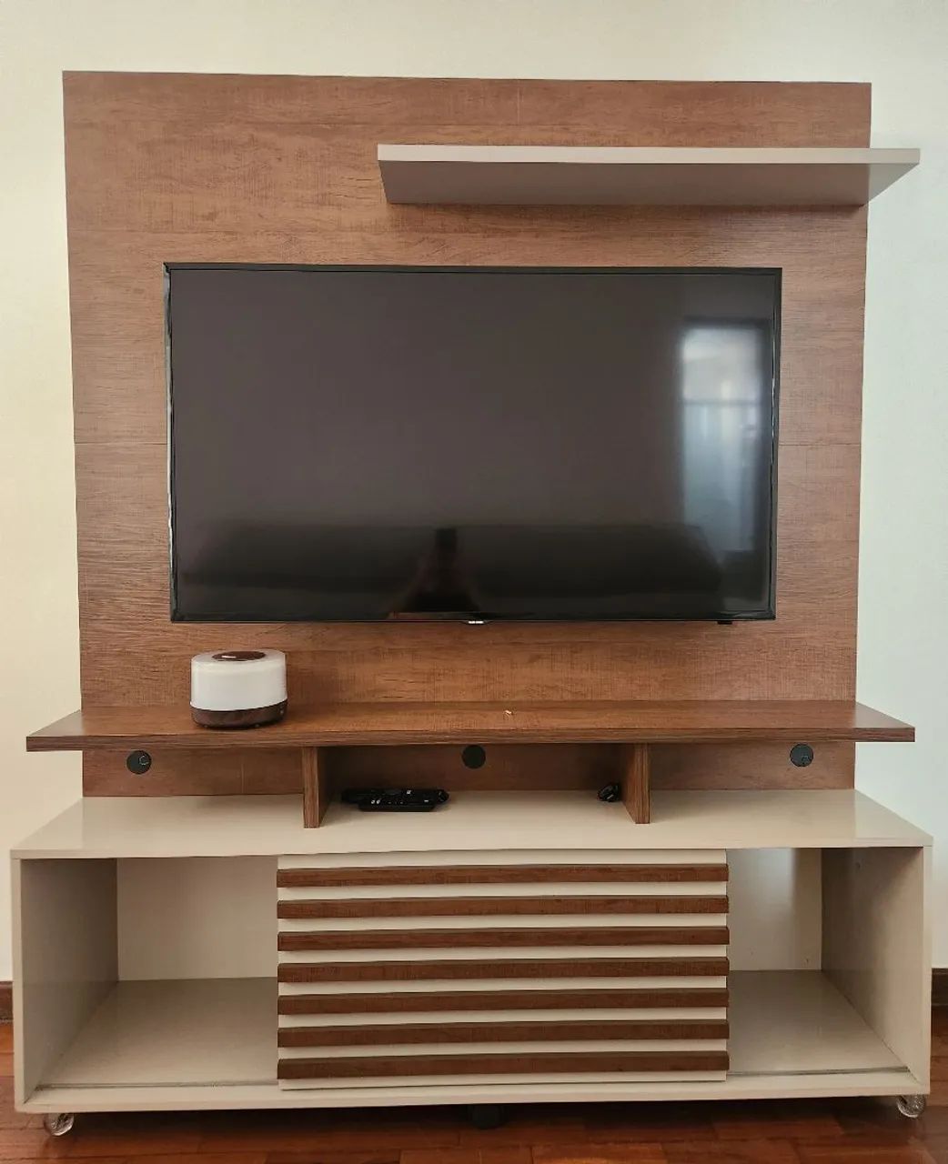 Rack com painel semi novo. Largura 1,50cm