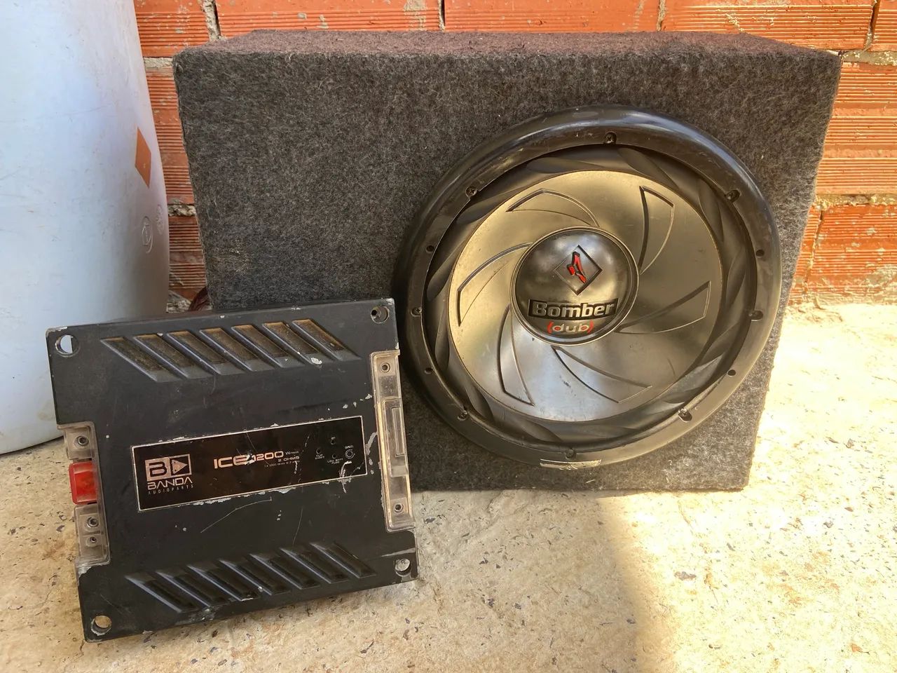 Caixa com Sub Woofer Bomber Dub 12 e Módulo Banda Ice 1200