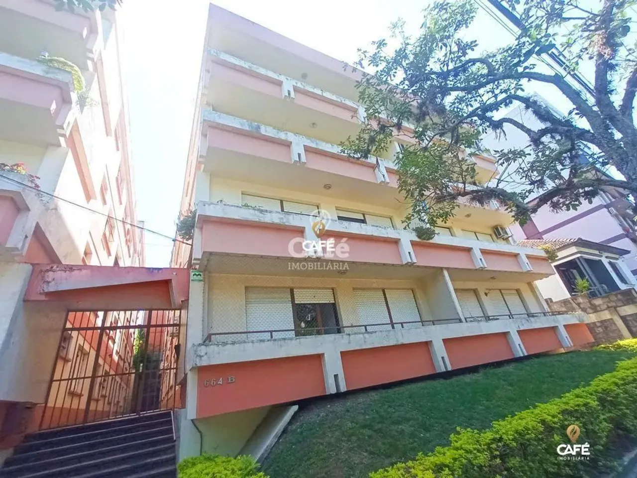 Apartamento Central amplo de 1 Dormitório, Sala De Estar, Banheiro Social, Cozin