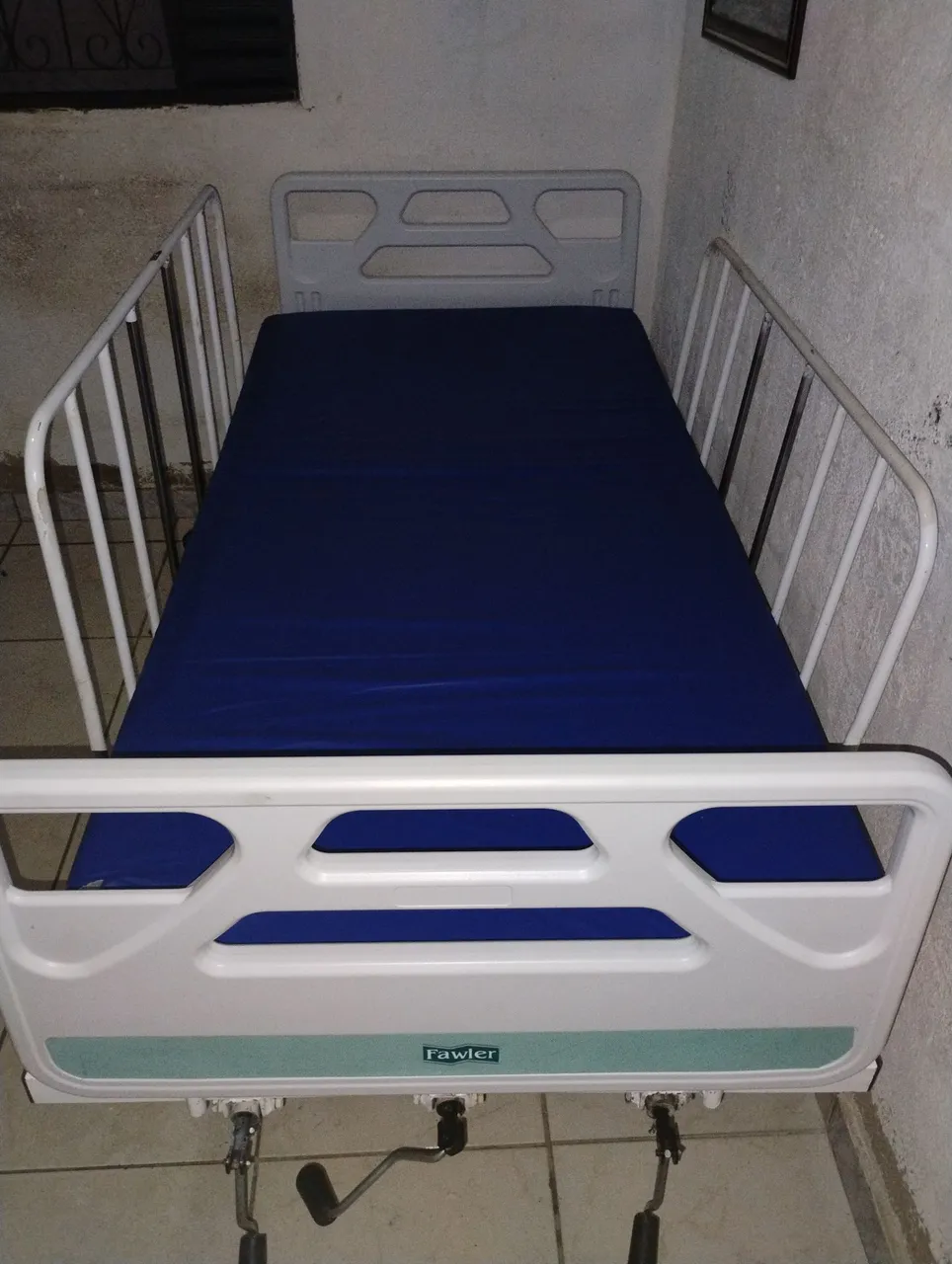 Cama hospitalar ótimo estado com colchão, com três manivelas.