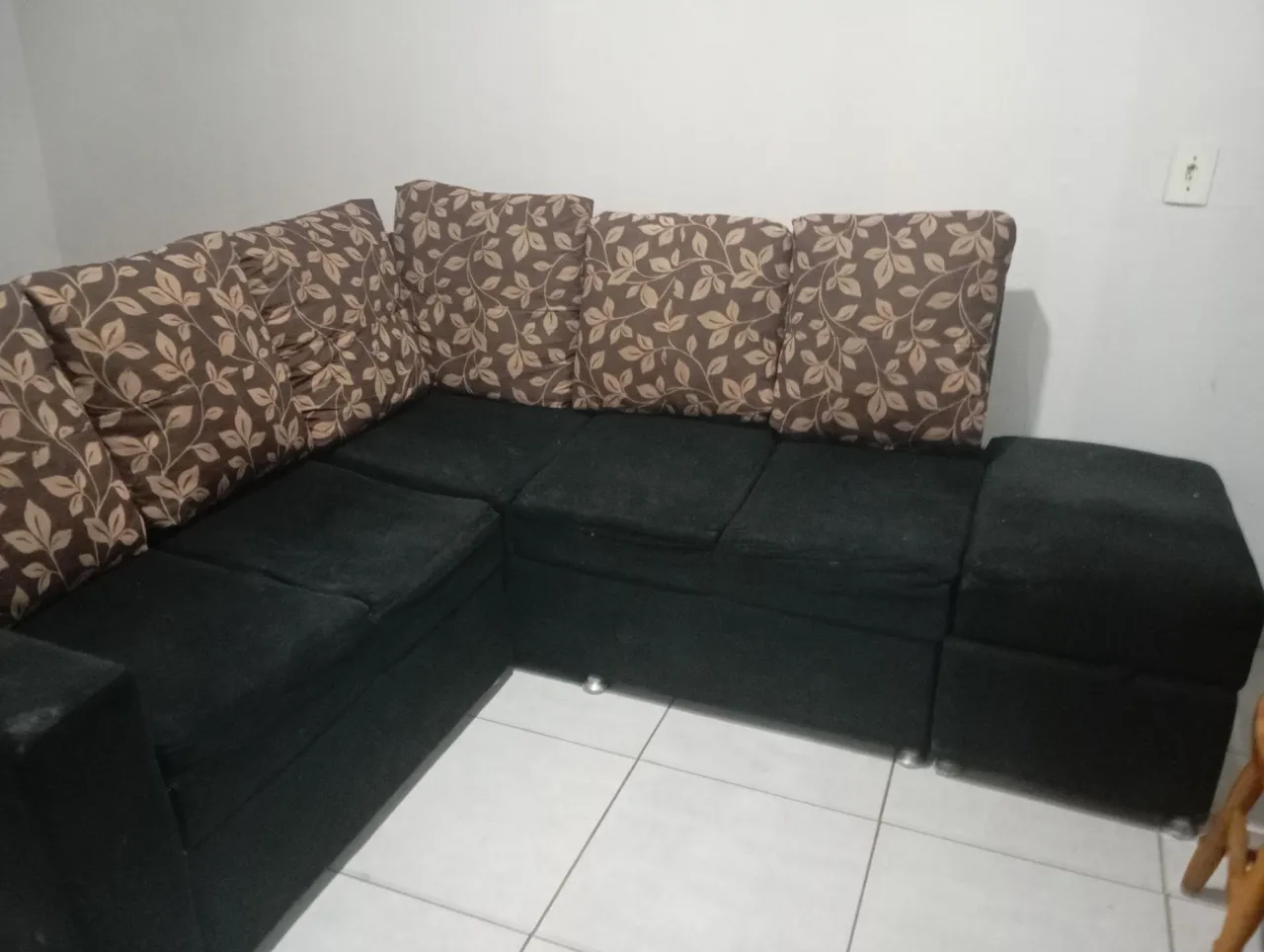 Sofá de Canto Preto com Almofadas