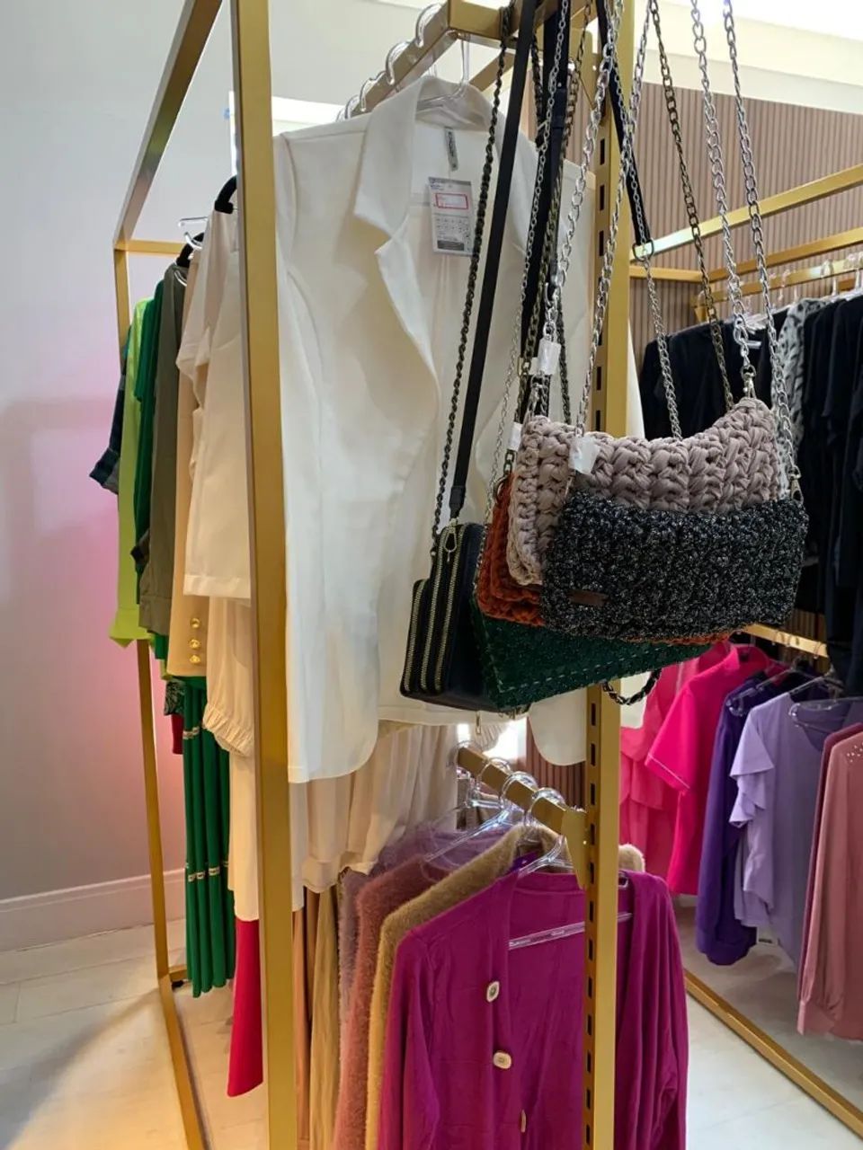  Araras em Metal Dourado - Sofisticação e Versatilidade para sua Loja ou Closet! ?
