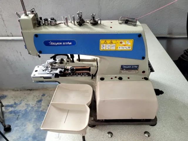 MÁQUINA BOTONEIRA DE PONTO CORRENTE COM MESA - S473/vk - Semi Nova