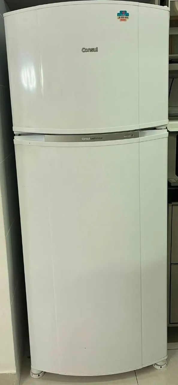 Vendo uma geladeira. 