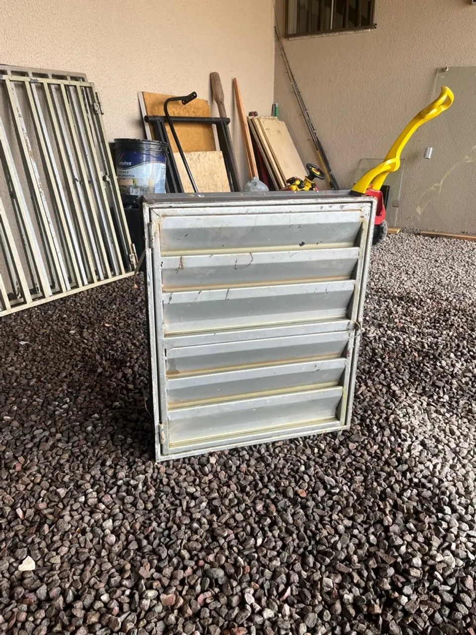 Porta de metal para alçapão