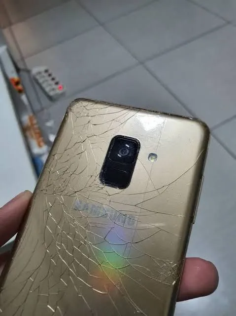 Galaxy a8 sem defeito só a parte de trás que quebrou