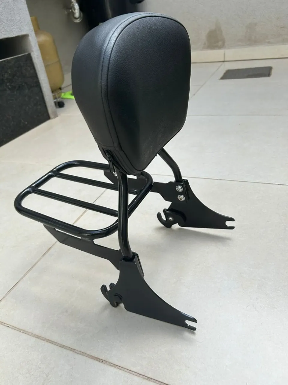 Sissy Bar para Harley Davidson Touring Preto com Doking