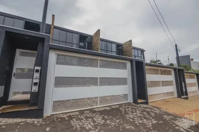 Sobrado para venda possui 210 metros quadrados com 3 quartos em São Vicente - Itajaí - SC