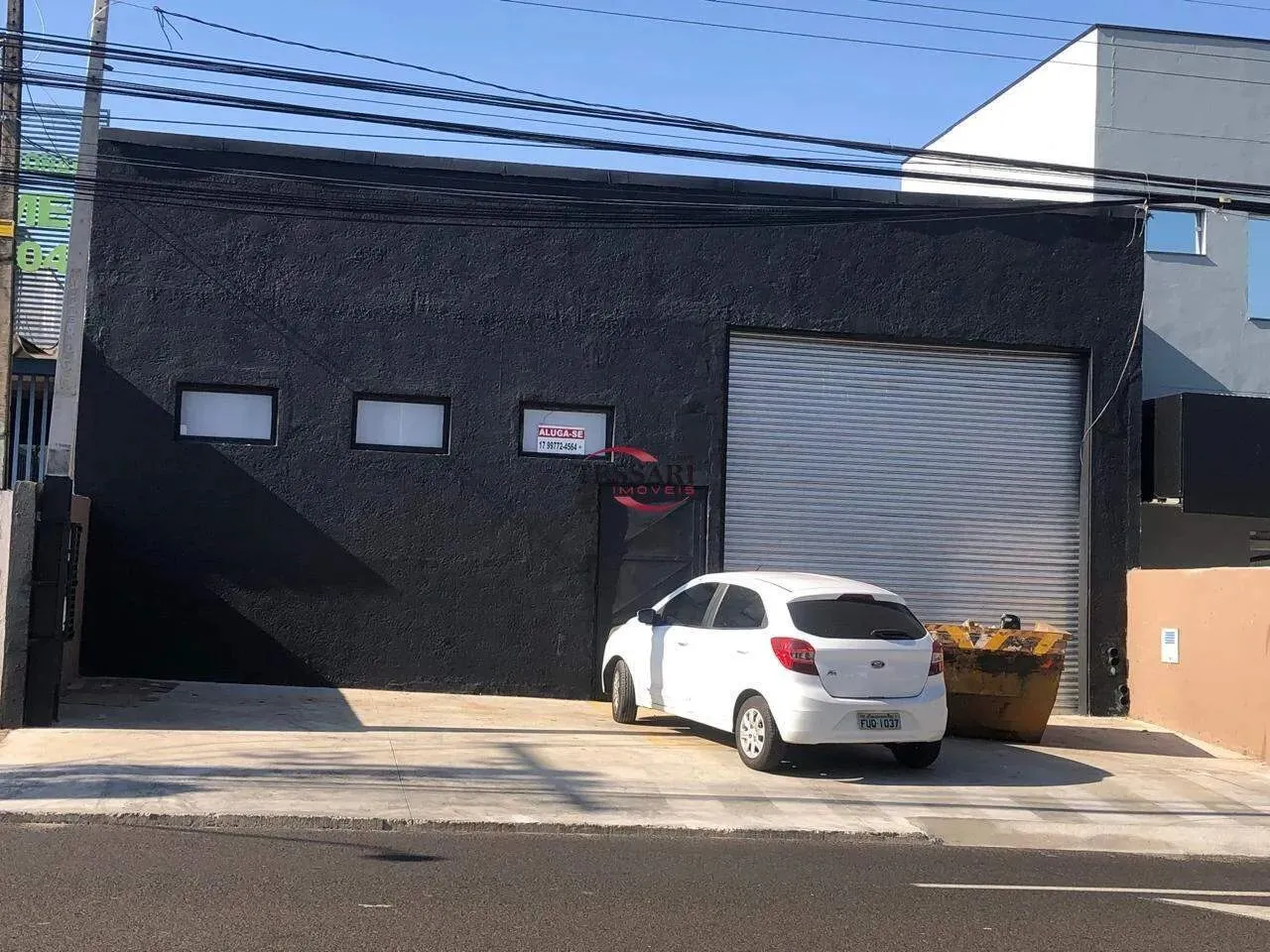 Aluguel - Salão Comercial com 2 banheiros, 1 sala, 1 escritórios, piso cimento polido, 3 v
