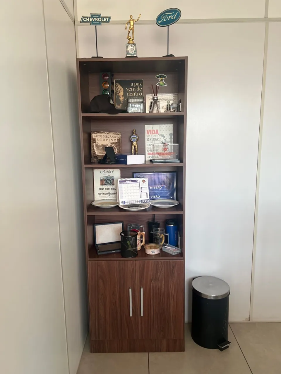 Mesa e estante