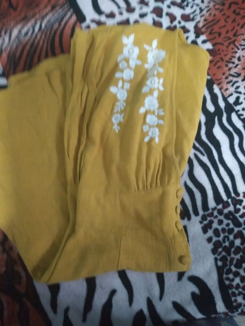 Vestido amarelo com flores brancas - Foto 3