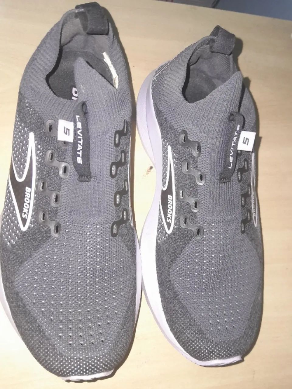 TÊNIS IMPORTADO "BROOKS LEVITATE", CINZA E PRETO, NOVO, ZERO, SEM USO, NA CAIXA! TAM 34