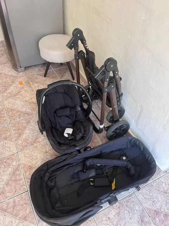 Carrinho de bebê completo com bebe conforto 