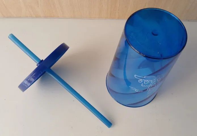 Copo plástico para água Refresco com tampa e canudo - Foto 4