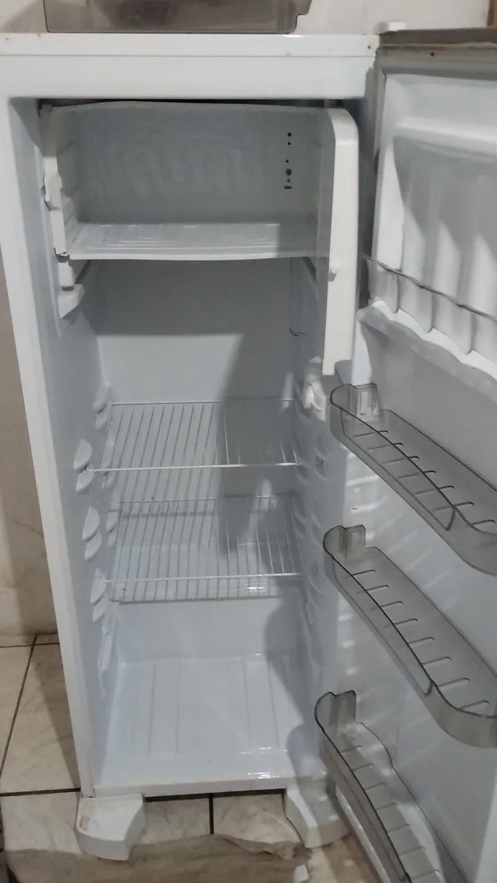 Vende se geladeira usada