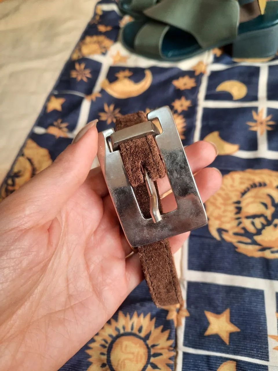 Cinto de couro marrom com fivela moderna - Foto 2