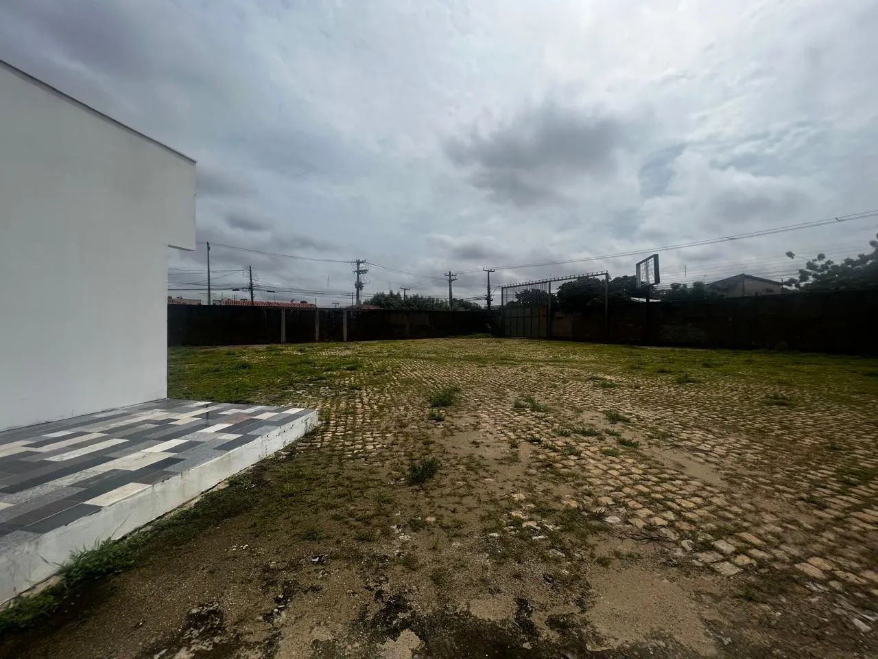 Imóvel comercial no Bairro Aeroporto, com 1.800 m², pátio e galpão ideal para garagens e - Foto 5