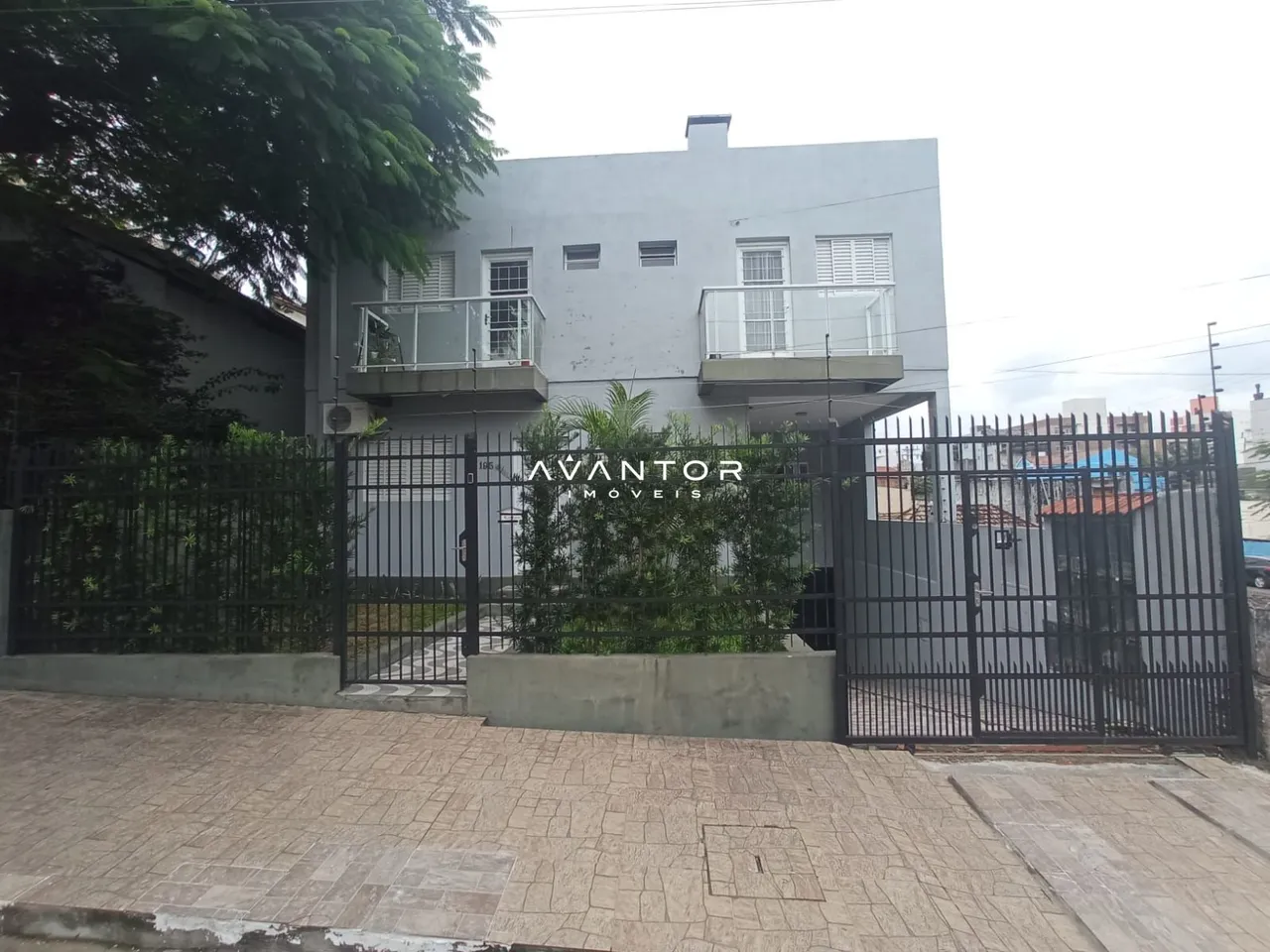 Prédio Residencial De 307 m², Composto Por 4 Kitnets e 3 Apartamentos.