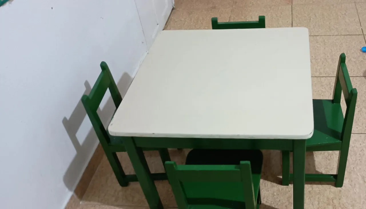 Conjunto de mesa e cadeiras infantil