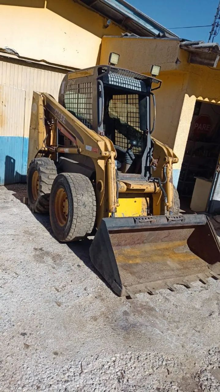Mini Carregadeira Case 420 usada em bom estado funcionando 
