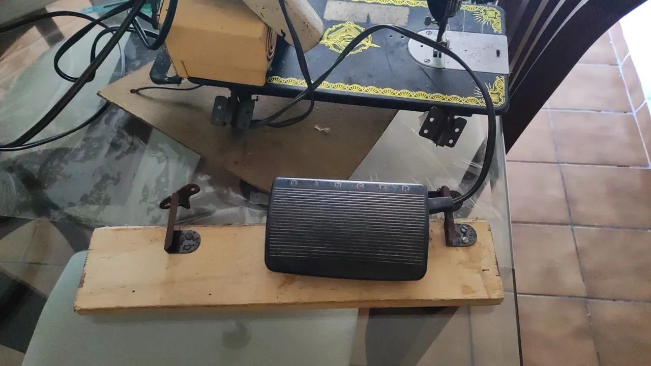 Máquina de Costura Singer Antiga - Foto 3