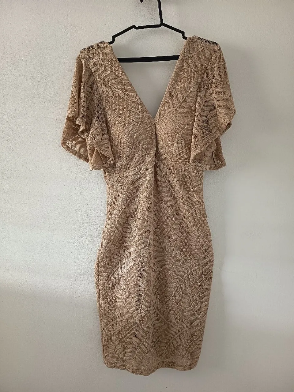 Vestido de renda bege com mangas