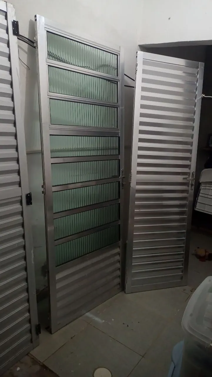 Portas de alumínio com vidro e veneziana
