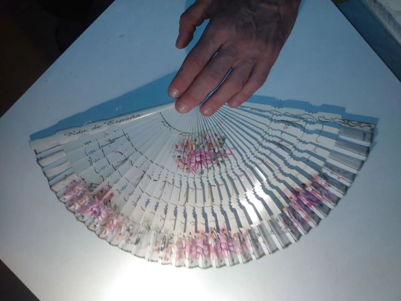 Leque pintado a mão.