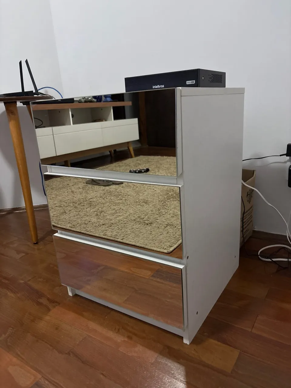 Criado mudo espelhado