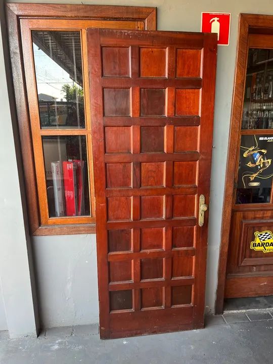 Porta de madeira maciça com design clássico - Foto 4