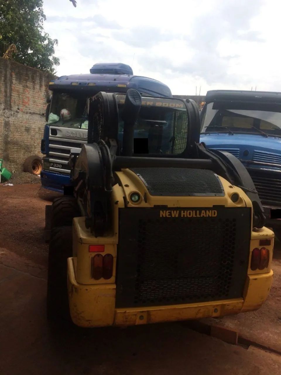 Mini Carregadeira New Holland L220 ano 2015 - Foto 2